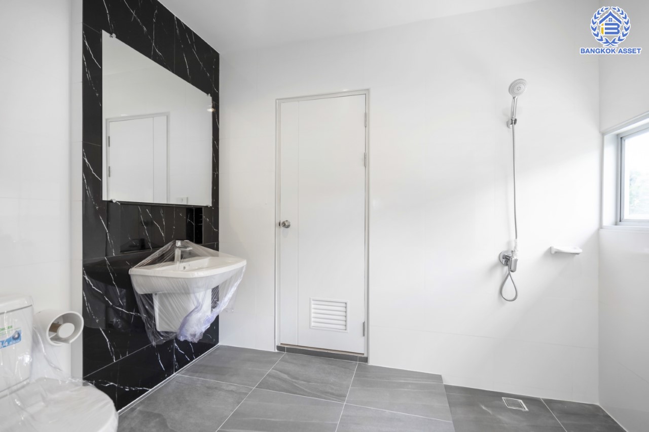 บ้านมือสองตกแต่งใหม่ ม.โนเบิลจีโอ วัชรพล ดีไซน์สุดโดดเด่น เนื้อที่ 54.4 ตร.ว. ฟังก์ชัน 3 ห้องนอน 2 ห้องน้ำ จอดรถได้ 2 คัน บนทำเลเดินทางสะดวก ใกล้เซ็นทรัลรามอินทรา, ห้าแยกวัชรพล, จุดขึ้นทางด่วน "ฉลองรัช" และรถไฟฟ้าสายสีชมพู "สถานีวัชรพล"